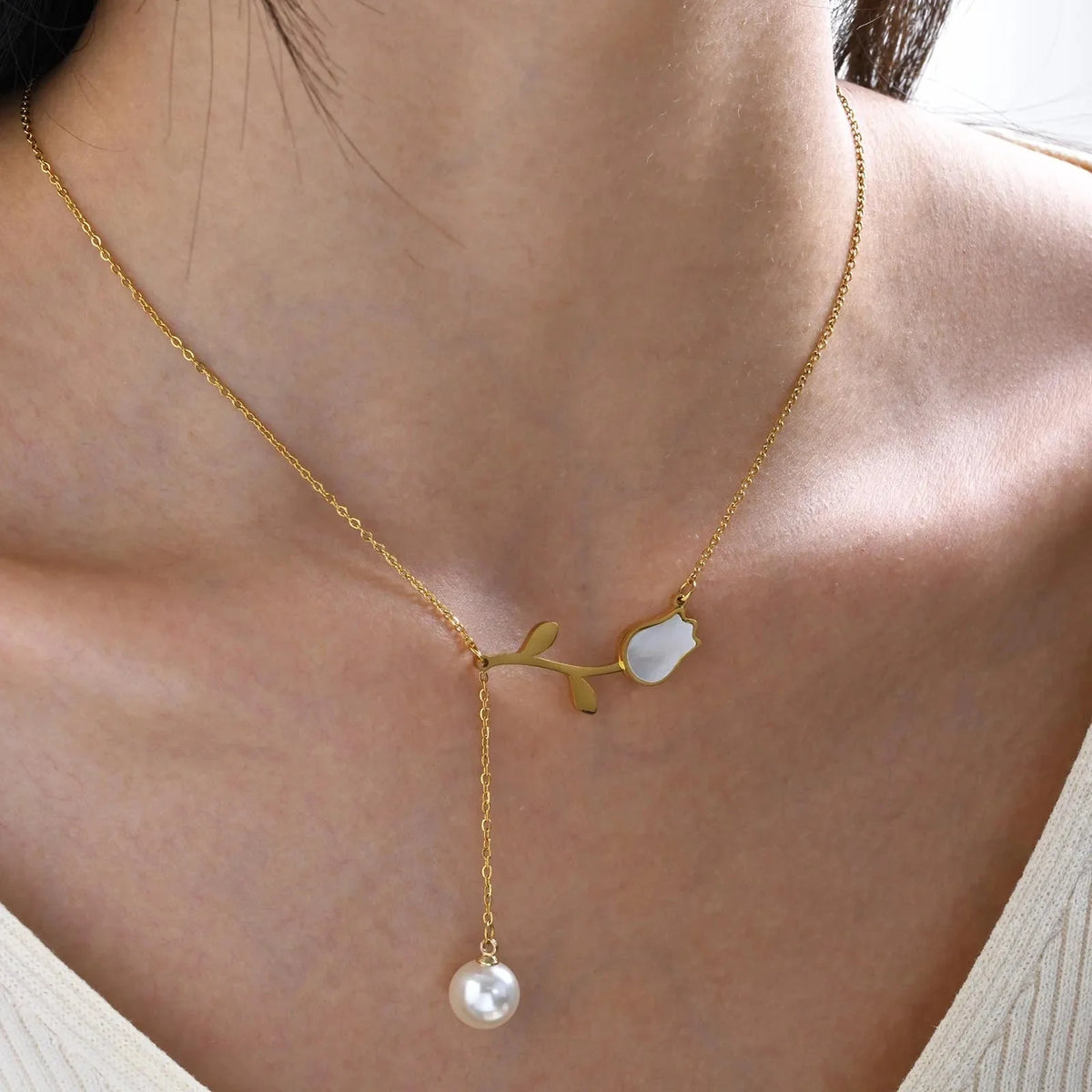 Collana delicata con nappa di perle e tulipano