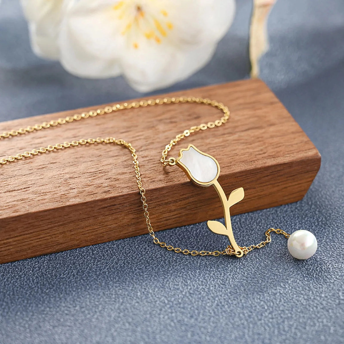 Collana delicata con nappa di perle e tulipano