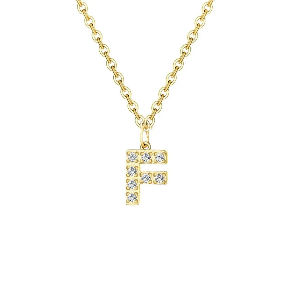 Delikatny naszyjnik z inicjałem w formie litery, cyfry lub symbolu, ozdobiony cyrkonią