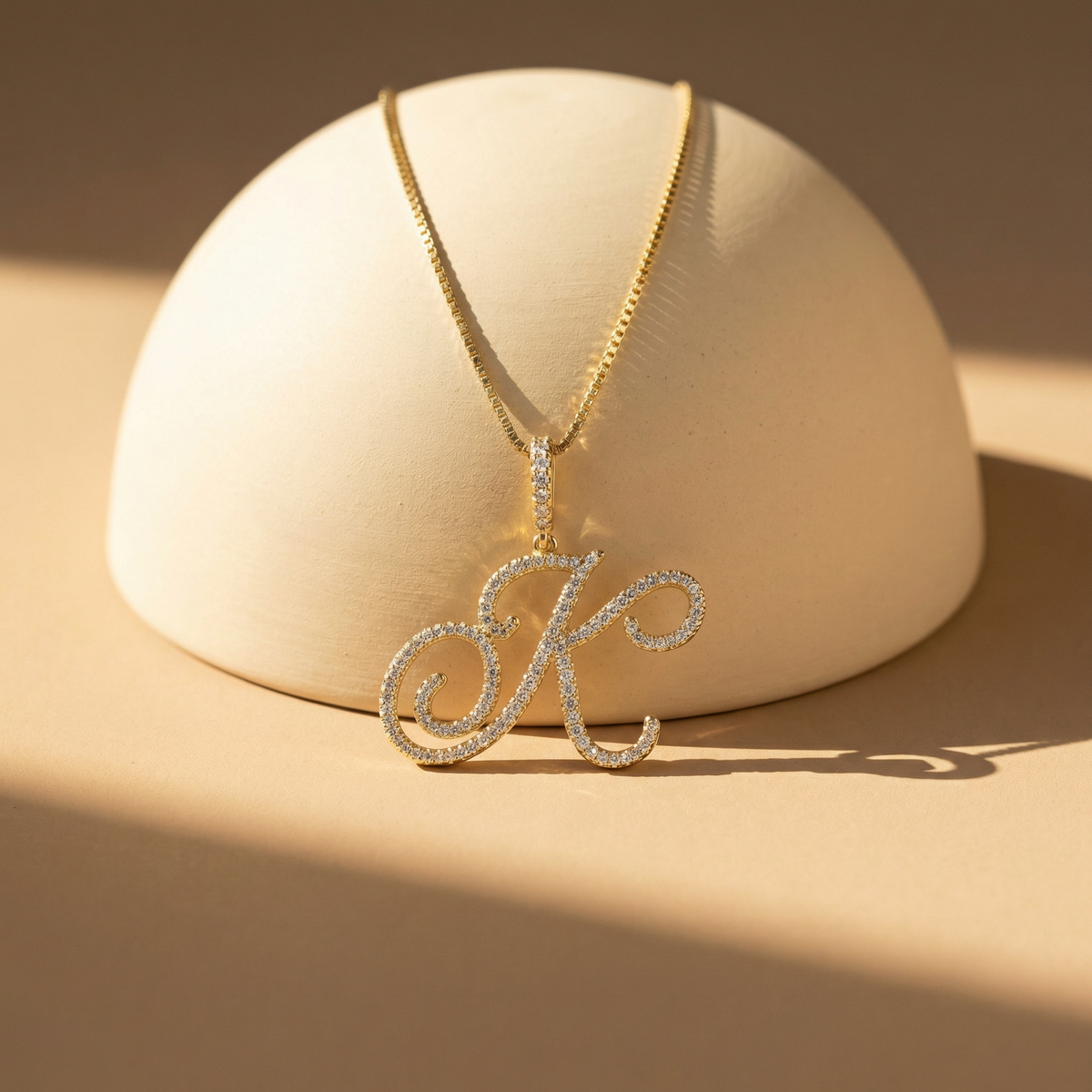 Collar de lujo con inicial en letra cursiva y detalles de diamantes
