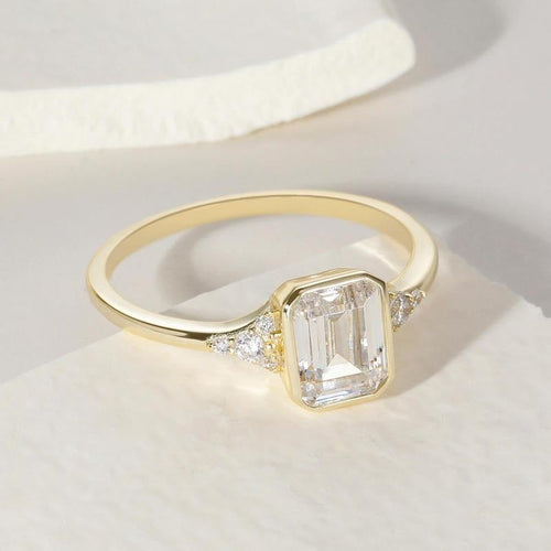 Bague à pierre centrale taille émeraude