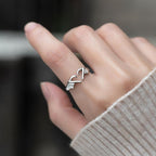 Anello regolabile con mani a forma di cuore
