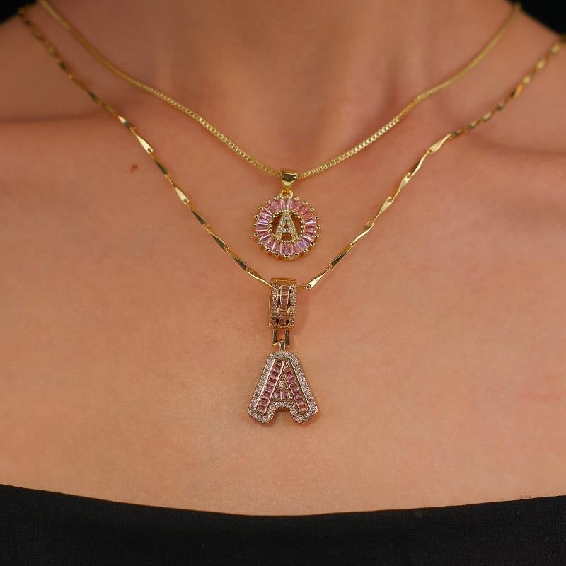 Zestaw 2 naszyjników 14k z diamentowym inicjałem litery (edycja limitowana Pink)