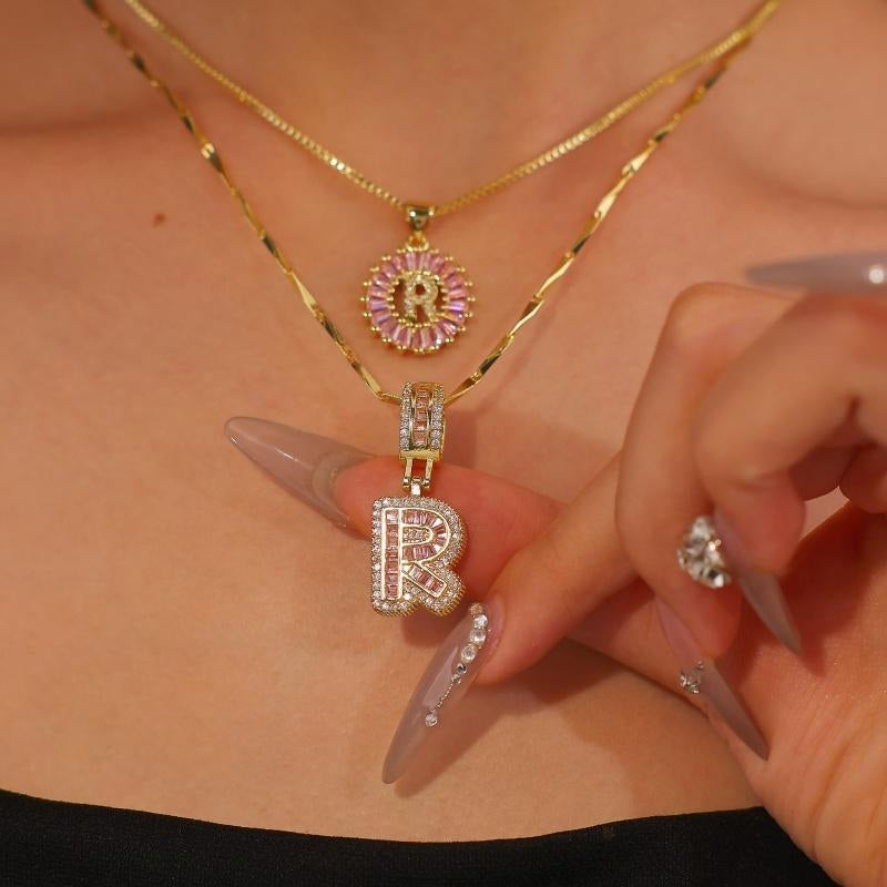 Zestaw 2 naszyjników 14k z diamentowym inicjałem litery (edycja limitowana Pink)