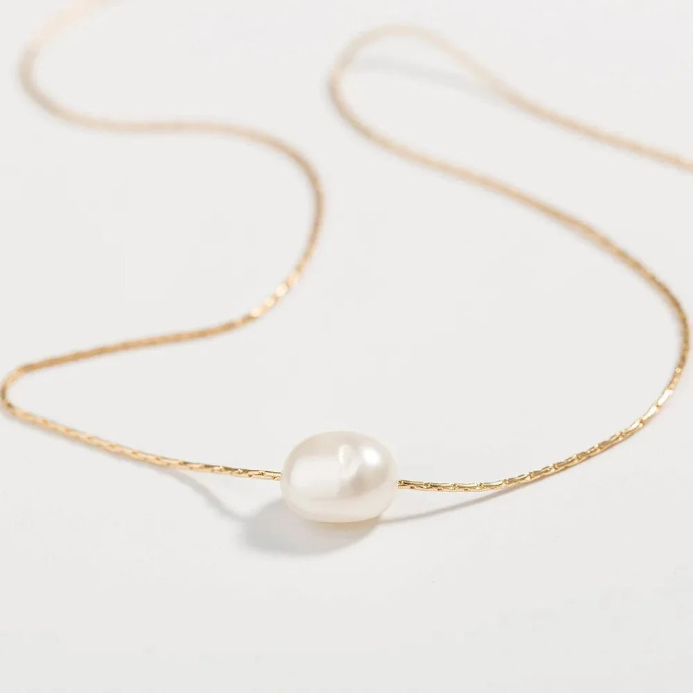 Collana delicata a strati con perle infilate