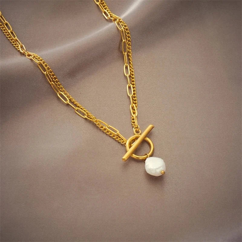 Collana a strati con perle e chiusura circolare