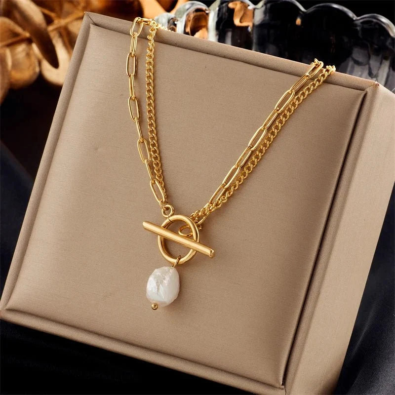 Collana a strati con perle e chiusura circolare