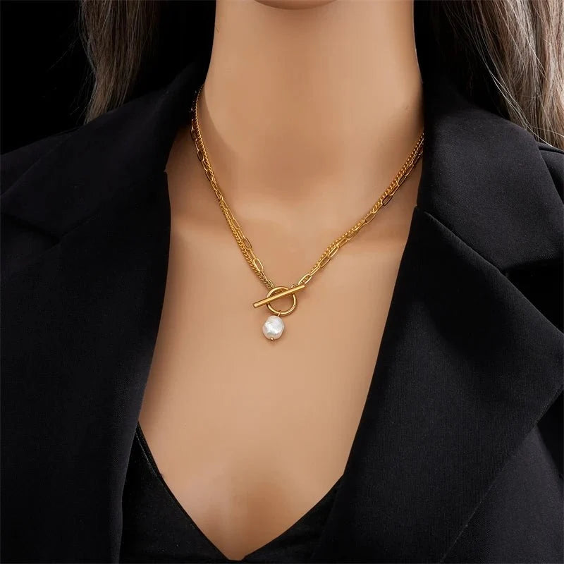 Collana a strati con perle e chiusura circolare