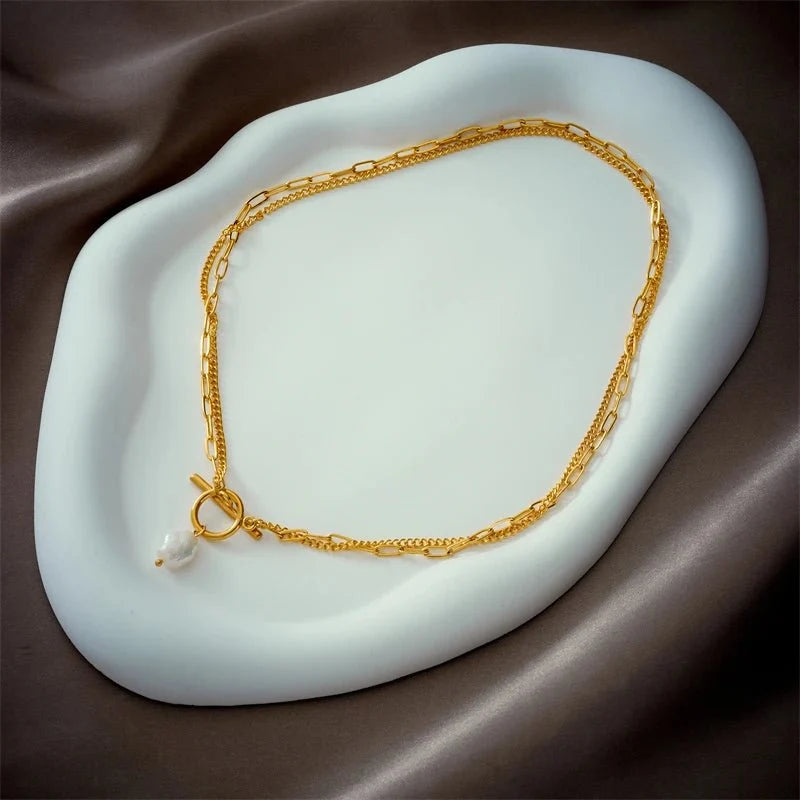 Collana a strati con perle e chiusura circolare