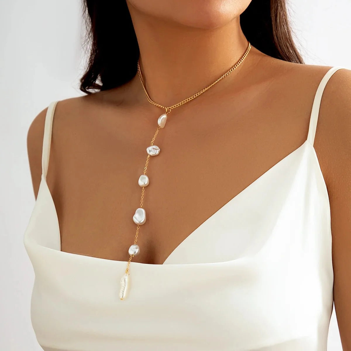 Collana lunga con pendente a goccia di perla e nappa