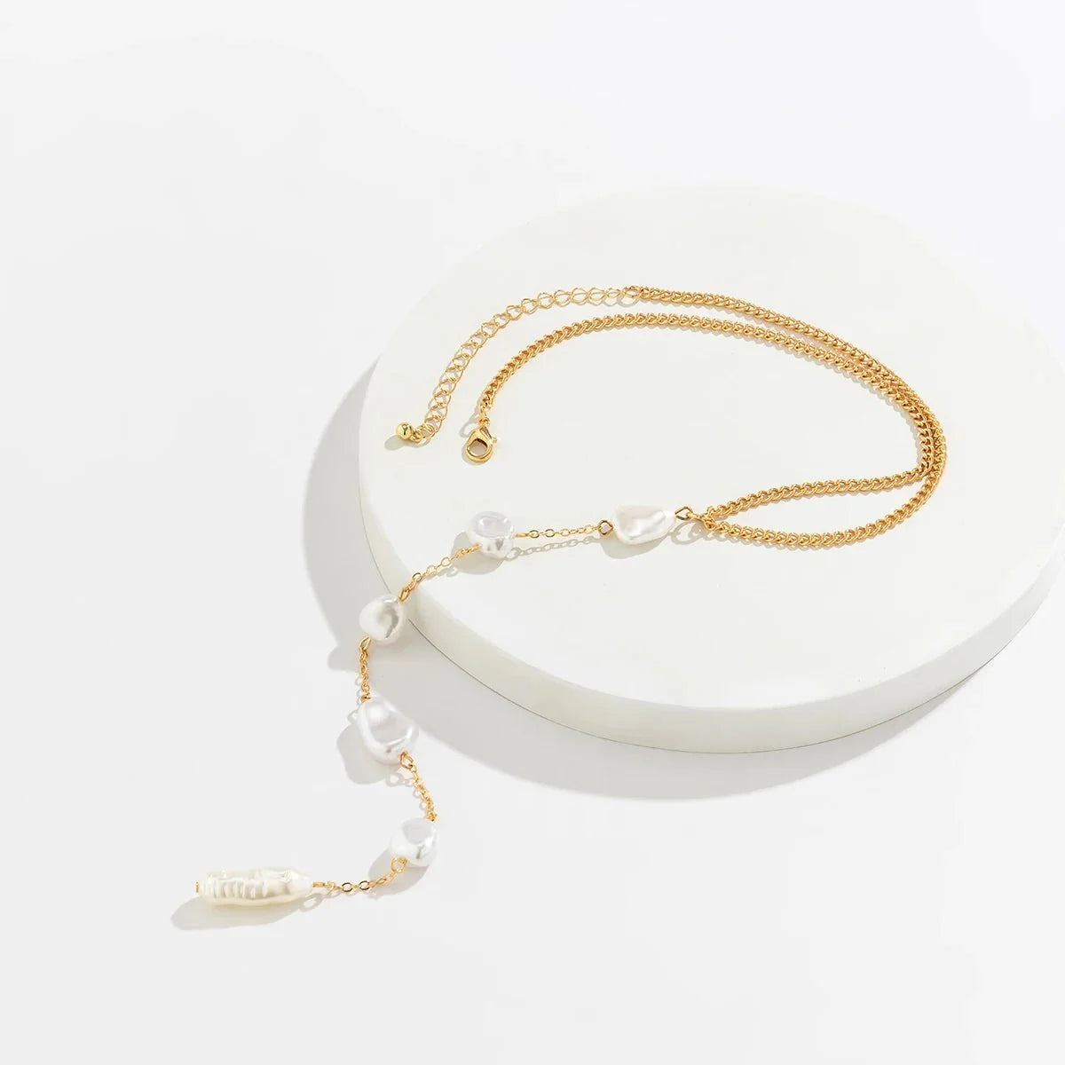 Collana lunga con pendente a goccia di perla e nappa