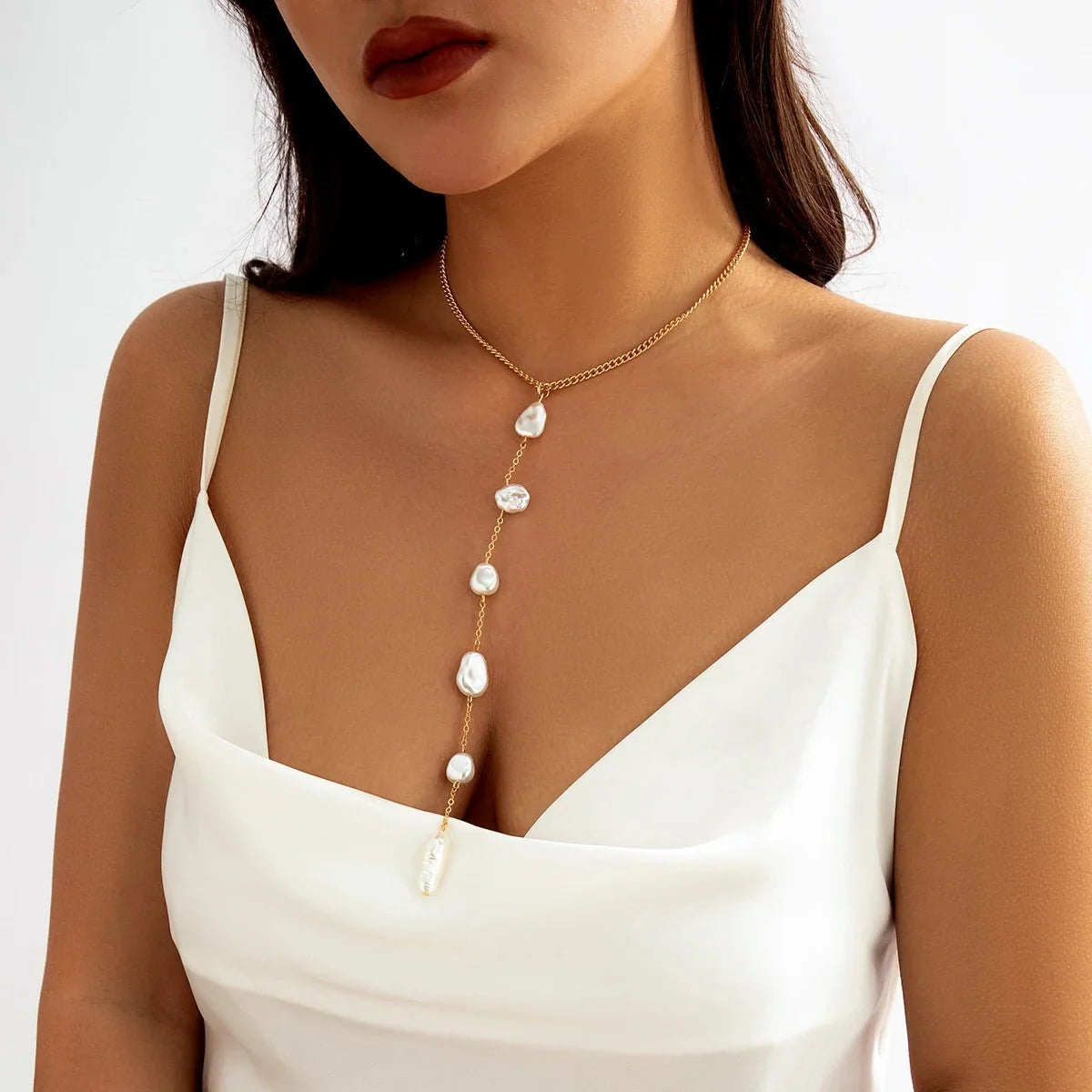 Collana lunga con pendente a goccia di perla e nappa