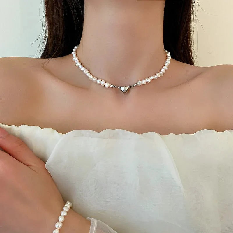 Naszyjnik typu choker i bransoletka z magnetycznym serduszkiem i perłą