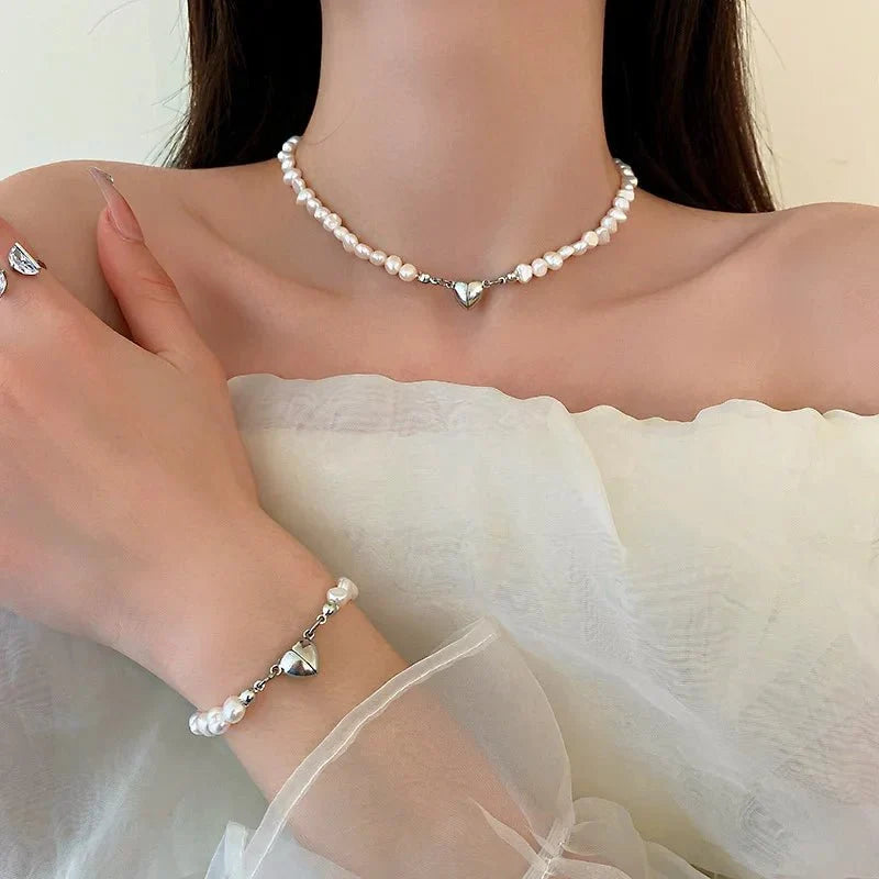 Naszyjnik typu choker i bransoletka z magnetycznym serduszkiem i perłą