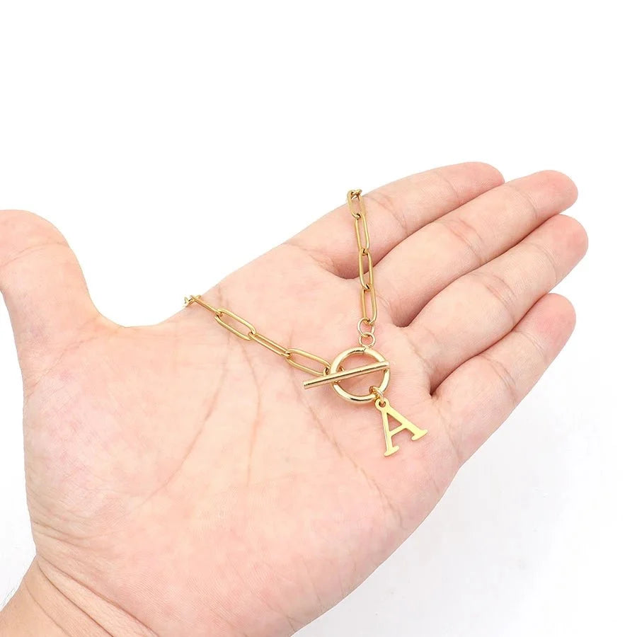 Collier à maillons trombone avec initiale en médaillon et fermoir à verrou