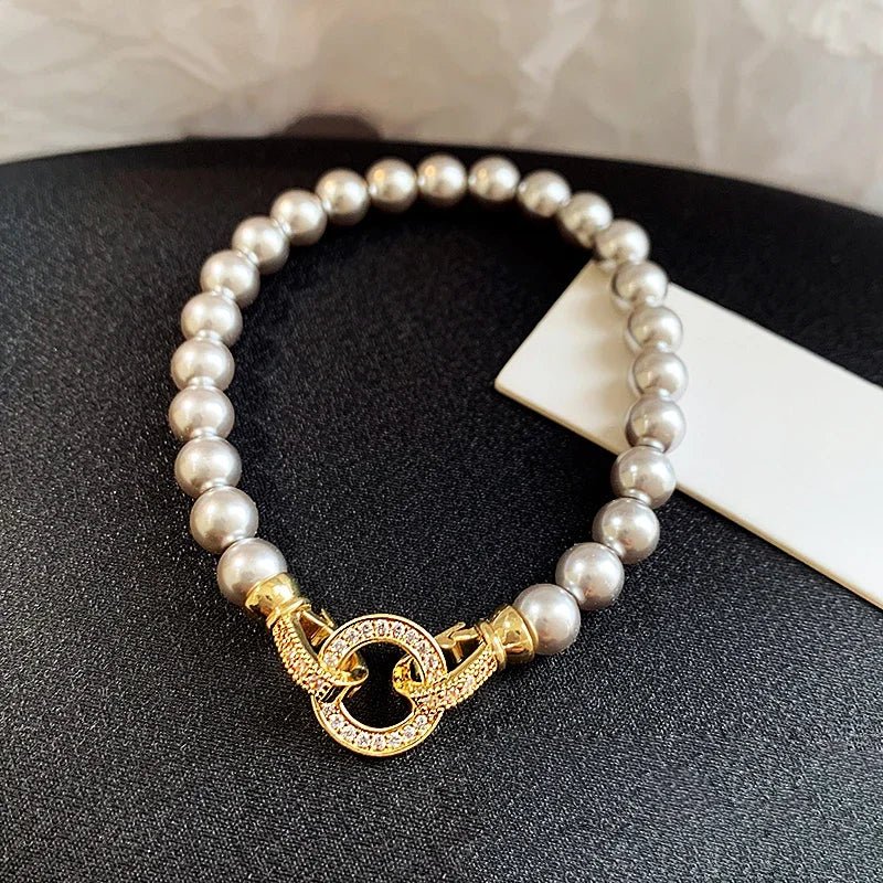 Bracelet et collier à pendentif circulaire rehaussé de perles et de diamants
