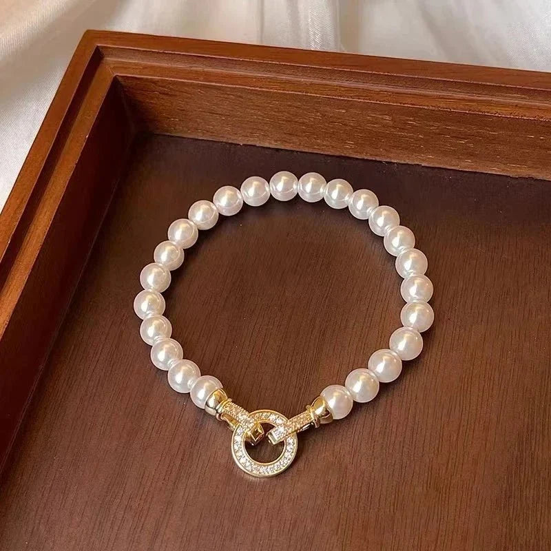 Bracelet et collier à pendentif circulaire rehaussé de perles et de diamants