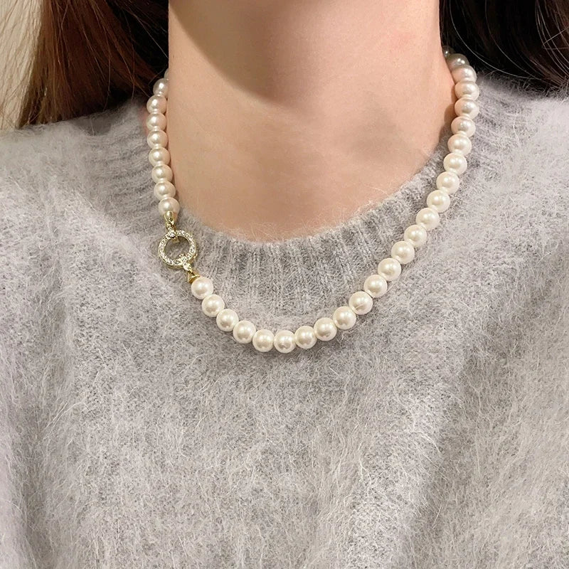 Bracelet et collier à pendentif circulaire rehaussé de perles et de diamants