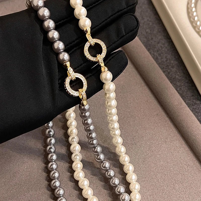 Bracelet et collier à pendentif circulaire rehaussé de perles et de diamants
