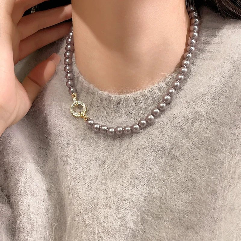 Bracelet et collier à pendentif circulaire rehaussé de perles et de diamants