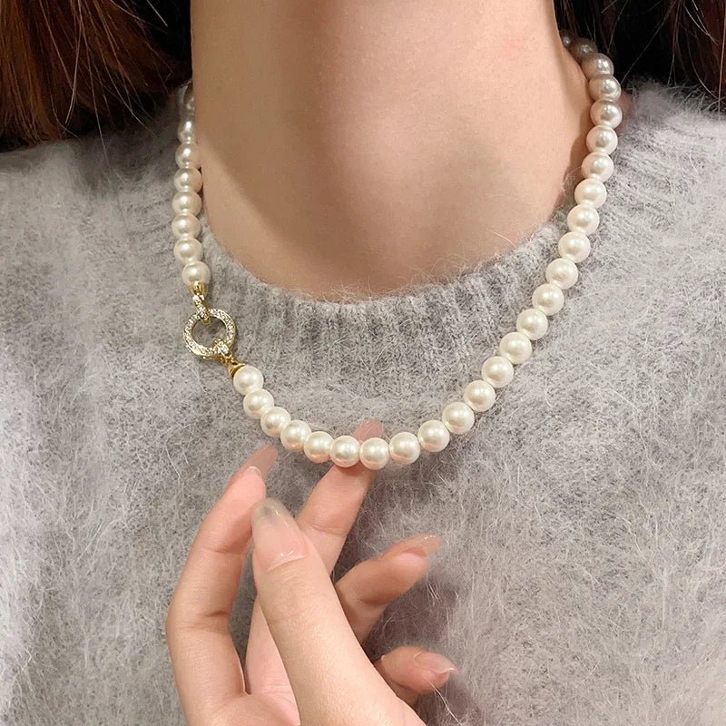 Bracelet et collier à pendentif circulaire rehaussé de perles et de diamants
