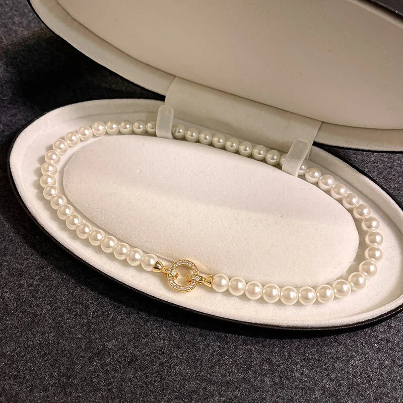 Bracelet et collier à pendentif circulaire rehaussé de perles et de diamants