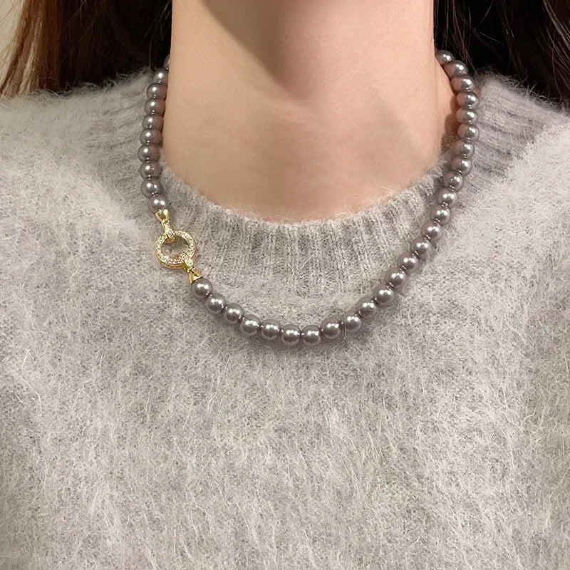 Bracelet et collier à pendentif circulaire rehaussé de perles et de diamants