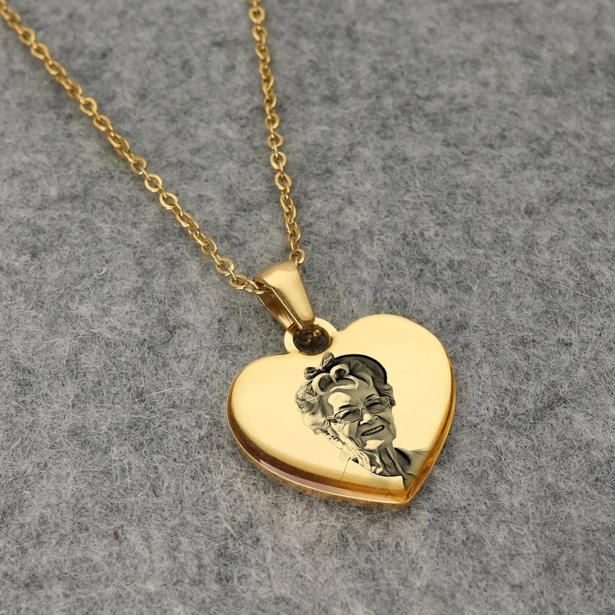 Personalizowany naszyjnik z zawieszką w kształcie serca, zdjęciem i tekstem