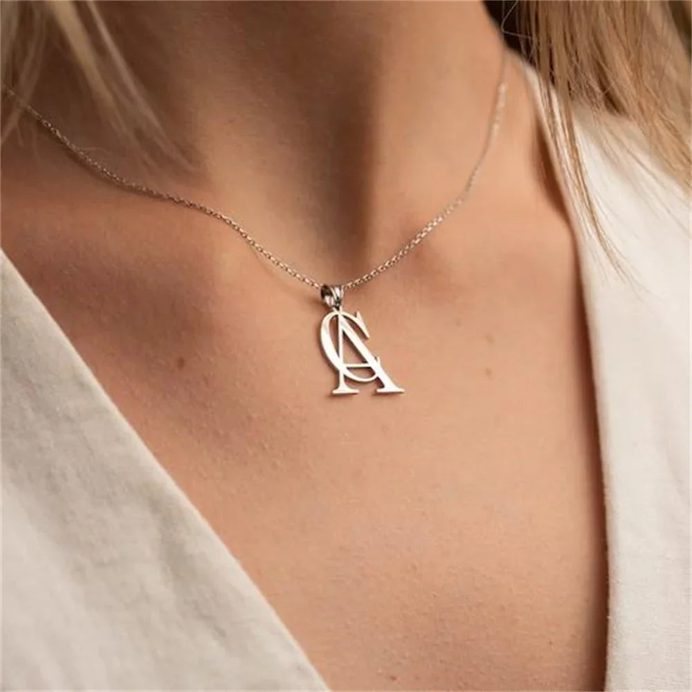 Collar minimalista personalizado con monograma